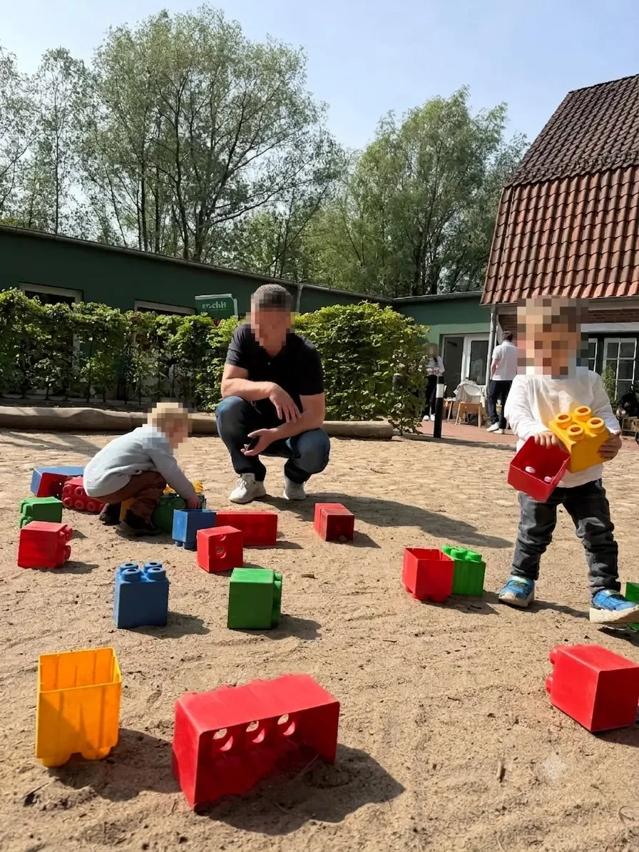 kids-playing-sand-stadtkueken-kita-muehle-wandsbek