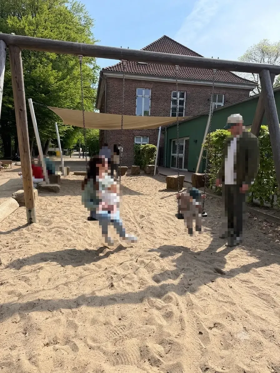 people-on-swings-stadtkueken-kita-muehle-wandsbek