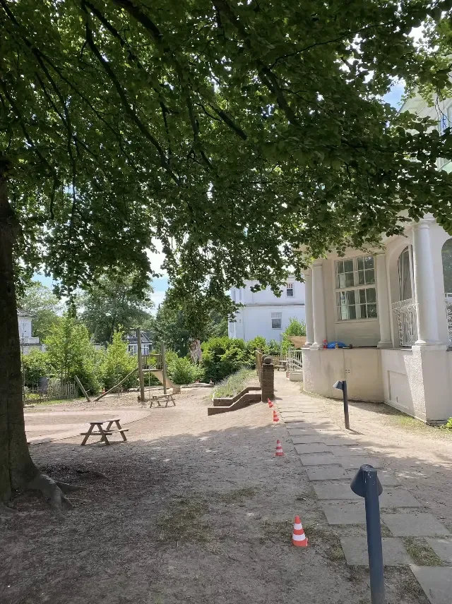 hotel-exterior-playground-stadtkueken-kita-villa-blumenfeld-blankenese